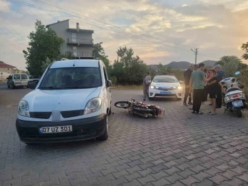 Hafif ticari araçla motosiklet çarpıştı: 1 yaralı
