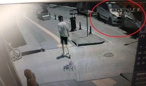Hafif ticari ara&ccedil;lar &ccedil;arpıştı, kaza anı kameraya yansıdı
