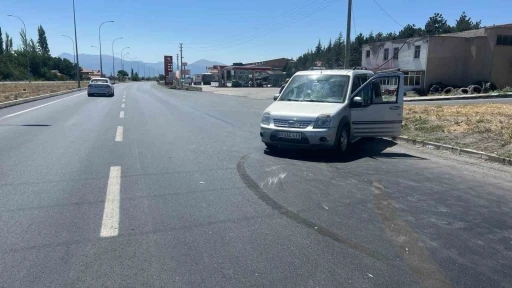 Hafif ticari araçların çarpıştığı kazada iki kişi yaralandı
