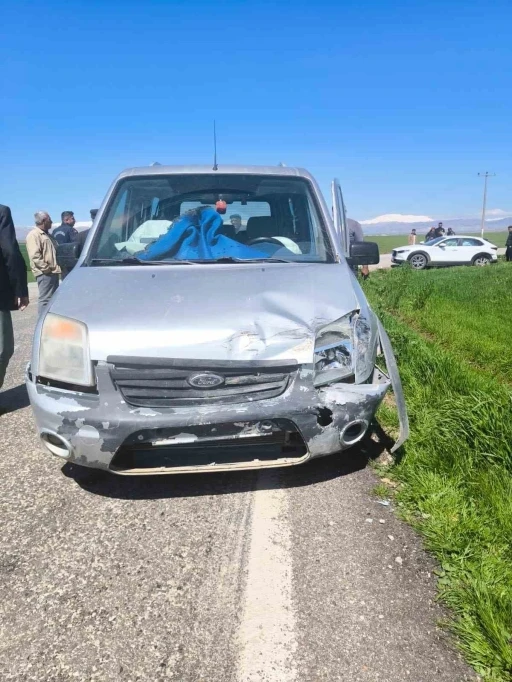 Hafif ticari ile otomobil &ccedil;arpıştı: 2 yaralı
