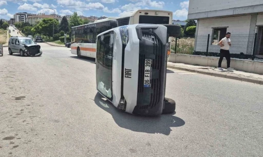 Hafif ticarinin &ccedil;arptığı PTT aracı yan devrildi
