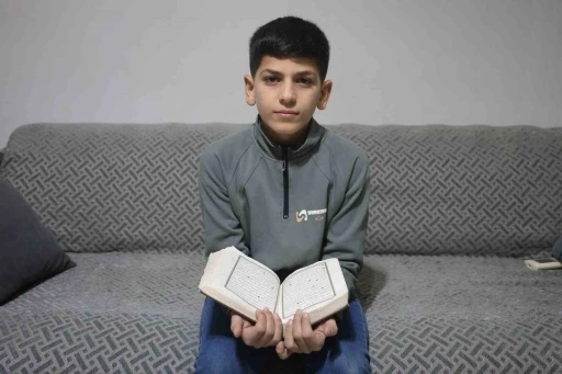 Hafızlık eğitimini tamamlayan 11 yaşındaki &ccedil;ocuk, g&uuml;zel haberi babasıyla g&ouml;zyaşları i&ccedil;erisinde paylaştı
