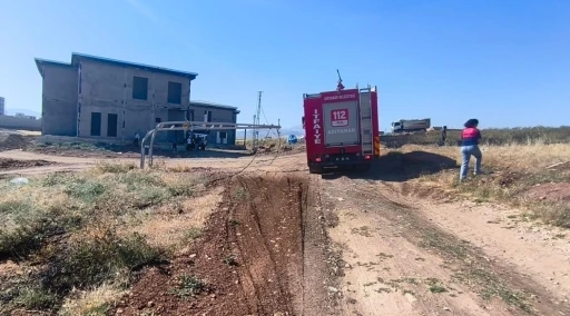 Hafriyat kamyonu elektrik tellerini kopardı
