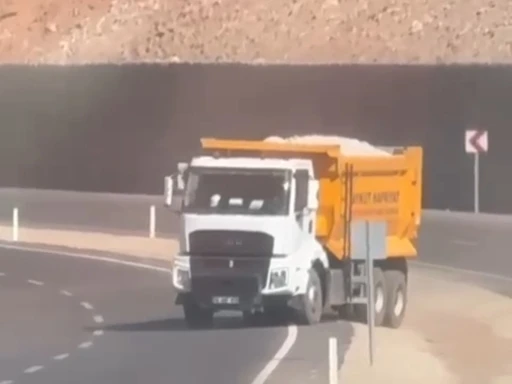 Hafriyat kamyonu karşı şeride geçerek trafiği tehlikeye attı
