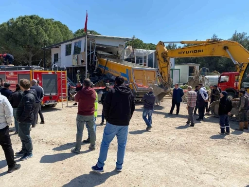 Hafriyat kamyonu konteynıra çarptı, sürücü hayatını kaybetti
