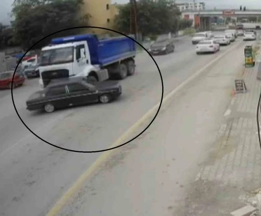 Hafriyat kamyonu, otomobili oyuncak araba gibi önüne aldı: O anlar kamerada
