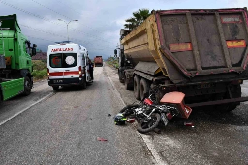Hafriyat kamyonuyla &ccedil;arpışan motosikletin s&uuml;r&uuml;c&uuml;s&uuml; yaralandı
