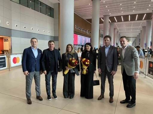 Hagi ile Popescu, İstanbul Havalimanı’nda çiçeklerle karşılandı
