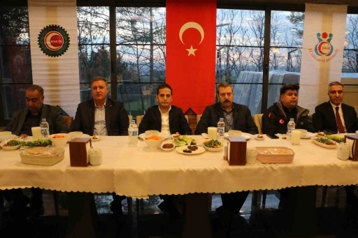 Hak-İş Diyarbakır İl Başkanlığı &uuml;yeleri iftarda buluştu
