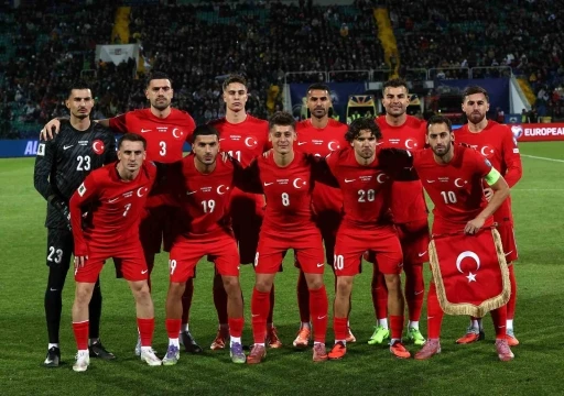 Hakan Çalhanoğlu 100. kez milli formayı giydi
