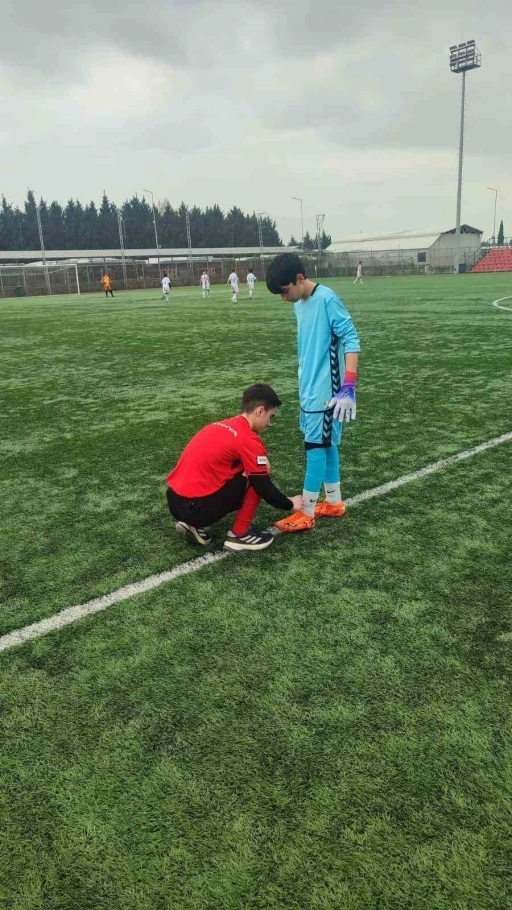Hakem futbolcunun kramponlarını bağladı
