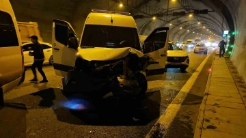 Hakim ve savcıları taşıyan servis minibüsü kaza yaptı: 2 kişi hafif şekilde yaralandı
