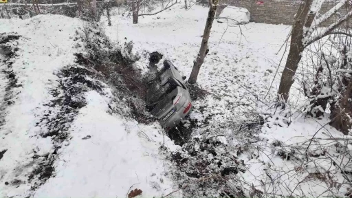 Hakimiyetini kaybeden otomobil dereye u&ccedil;tu: 3 yaralı
