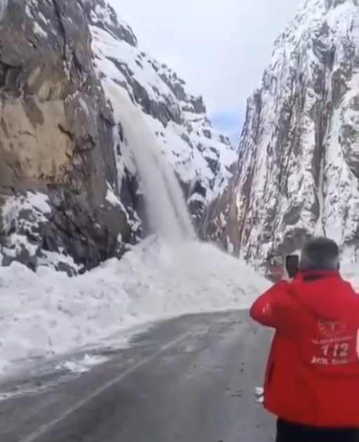 Hakkari-&Ccedil;ukurca karayolunda 2 ayrı &ccedil;ığ d&uuml;şt&uuml;: Yol ulaşıma kapandı
