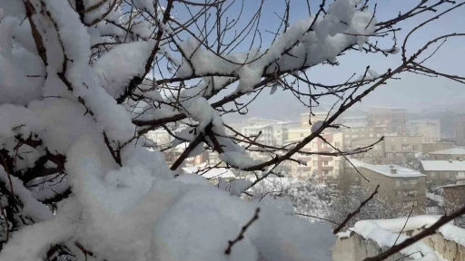 Hakkari&rsquo;de 144 yerleşim yerinin yolu ulaşıma kapandı
