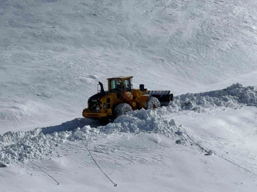 Hakkari&rsquo;de 172 yerleşim yolu ulaşıma kapandı
