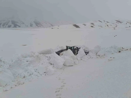 Hakkari&rsquo;de 19 k&ouml;y ve 38 mezra yolu ulaşıma a&ccedil;ıldı
