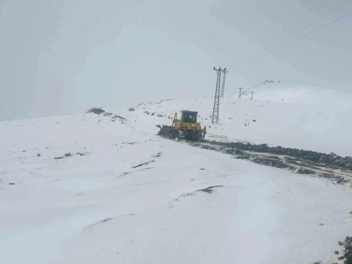 Hakkari’de 2 köy ve 1 mezra yolu ulaşıma kapandı
