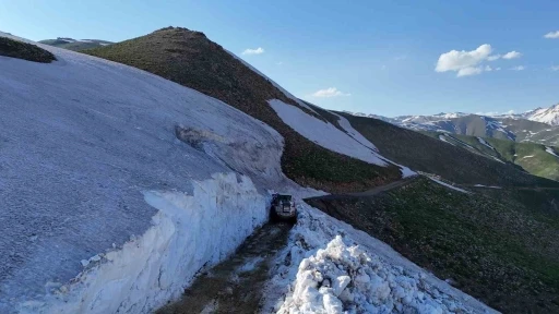 Hakkari&rsquo;de 5 metreyi bulan karda yayla yolları a&ccedil;ılıyor
