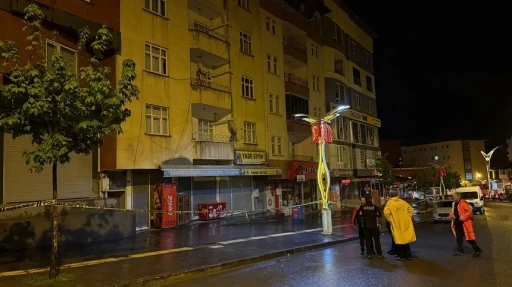 Hakkari&rsquo;de 6 bina &ccedil;&ouml;kme riski nedeniyle tahliye edildi
