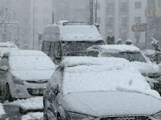 Hakkari&rsquo;de 60 yerleşim yerinin yolu kapandı
