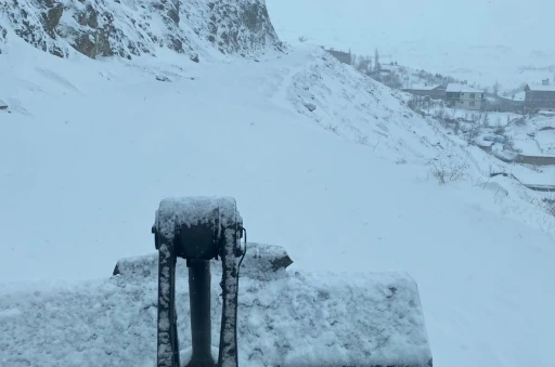 Hakkari&rsquo;de 96 k&ouml;y ve 205 mezra yolu ulaşıma kapandı
