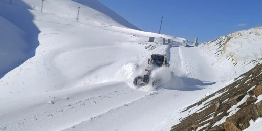 Hakkari&rsquo;de 97 yerleşim yerinin yolu ulaşıma kapandı
