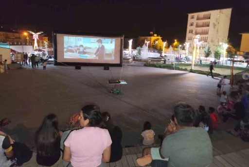 Hakkari’de açık hava sinema günlerine yoğun ilgi

