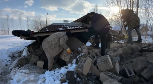 Hakkari&rsquo;de ahırın &ccedil;atısı &ccedil;&ouml;kt&uuml;: 2 hayvan telef oldu
