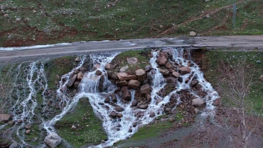Hakkari&rsquo;de asfaltın ortasından su pınarı fışkırdı
