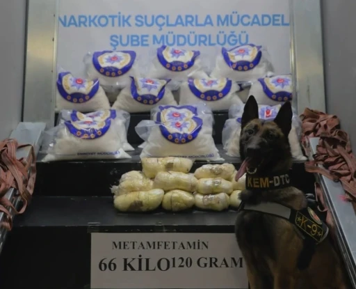 Hakkari’de bir tırda 66 kilo 120 gram metamfetamin ele geçirildi
