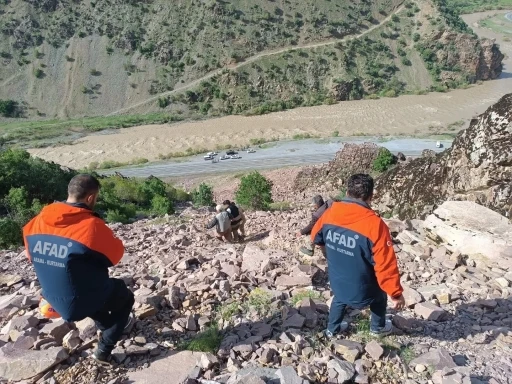 Hakkari’de dağda mahsur kalan genç, AFAD tarafından kurtarıldı
