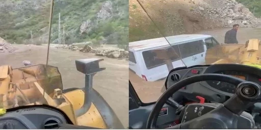 Hakkari&rsquo;de dere taştı: Yolda mahsur kalan minib&uuml;s 3 saatlik &ccedil;alışmayla kurtarıldı
