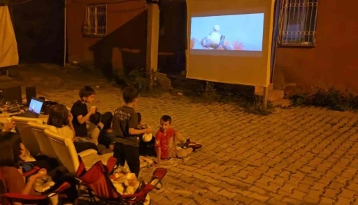 Hakkari&rsquo;de dev ekranda sinema keyfi
