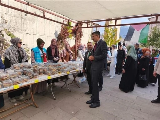 Hakkari’de Gazze yararına hayır çarşısı kuruldu
