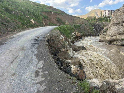 Hakkari&rsquo;de iki mahalleyi bağlayan yol &ccedil;&ouml;kt&uuml;
