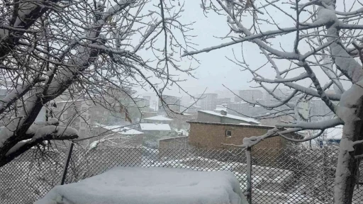 Hakkari&rsquo;de kar ve fırtına etkisini s&uuml;rd&uuml;r&uuml;yor
