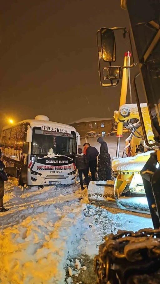 Hakkari&rsquo;de karda mahsur kalan sporcular ve sağlık&ccedil;ılar kurtarıldı
