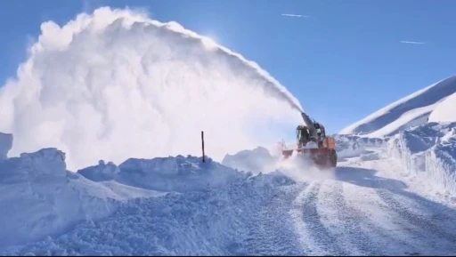 Hakkari&rsquo;de karla m&uuml;cadele: 294 yerleşim yerinin yolu ulaşıma a&ccedil;ıldı
