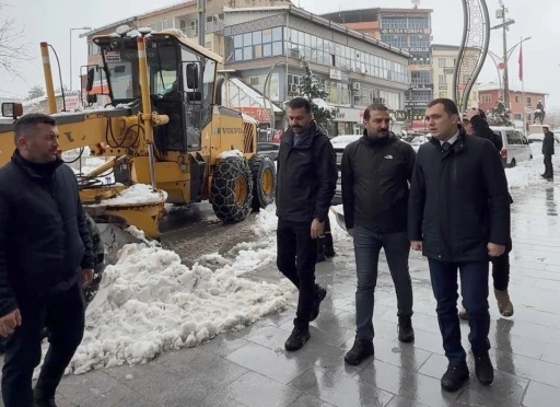 Hakkari&rsquo;de karla m&uuml;cadele &ccedil;alışmaları aralıksız s&uuml;r&uuml;yor
