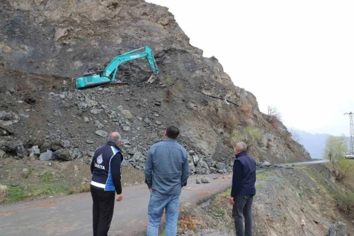 Hakkari’de kaya düşmelerine karşı ekipler çalışıyor
