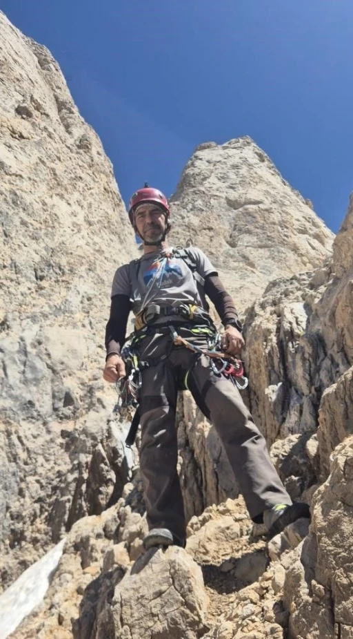 Hakkari&rsquo;de kaybolan dağcının cansız bedenine ulaşıldı
