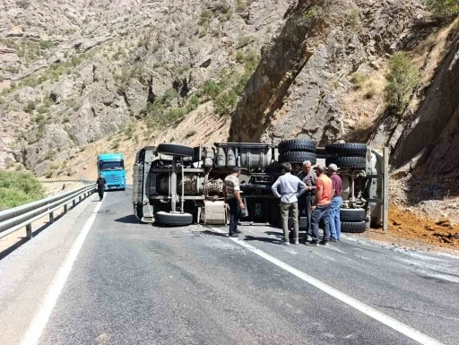 Hakkari’de maden yüklü kamyon devrildi:1 yaralı
