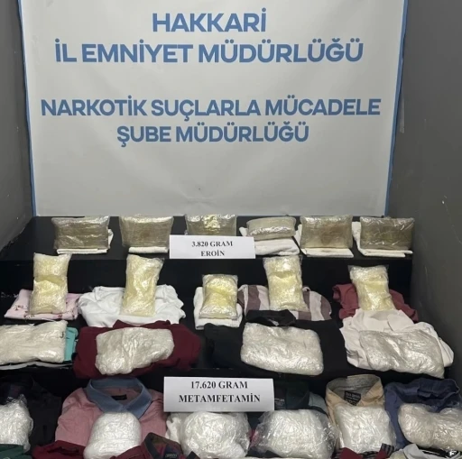 Hakkari’de otomobilin yakıt deposunda 21 kilo 440 gram uyuşturucu madde ele geçirildi
