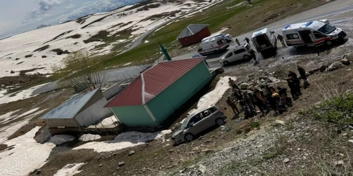 Hakkari&rsquo;de şarampole yuvarlanan ara&ccedil;ta 4 kişi yaralandı
