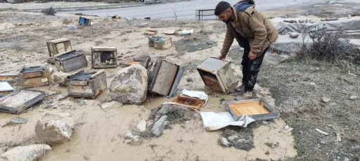 Hakkari&rsquo;de selde 150 kovan zarar g&ouml;rd&uuml;
