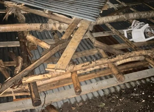 Hakkari’de şiddetli fırtına yıkıp geçti: 69 çatı zarar gördü
