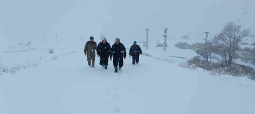 Hakkari’de su kesintisi ekiplerin zorlu mücadelesiyle giderildi
