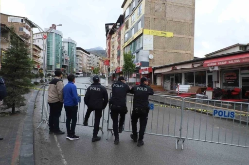 Hakkari&rsquo;de temel kazısı paniği: Kayma sonucu iş yerleri m&uuml;h&uuml;rlendi
