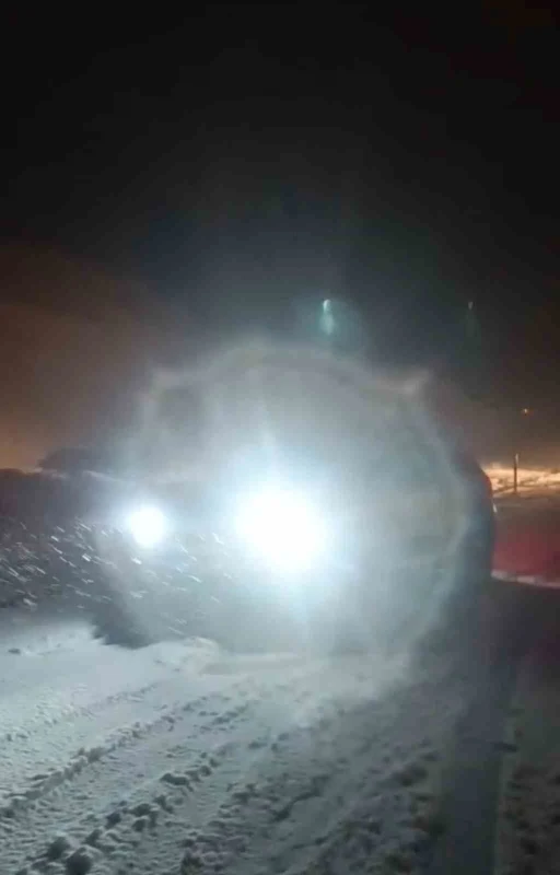 Hakkari’de tipide araçlar yolda mahsur kaldı
